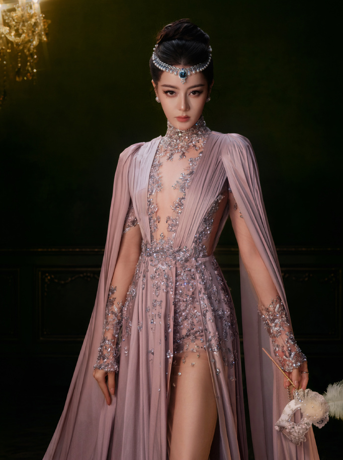 VOGUE盛典红毯：迪丽热巴身穿满钻礼服率先亮相，唇边蝴蝶轻盈飞起；刘亦菲连续第3年压轴出场，奚梦瑶维密大秀后再度亮相