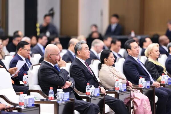 王毅出席2026全球治理论坛（雄安）开幕式