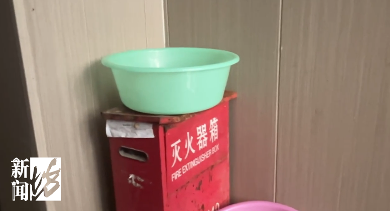 上海一九旬老太被女儿赶出家门，在楼道吃住近1年，有邻居说吃食是“像狗食一样的糊糊” ；居委、公安已介入，多方回应