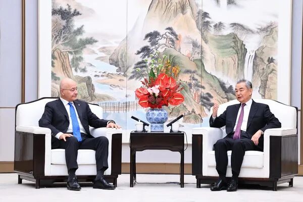 王毅会见联合国难民事务高级专员萨利赫