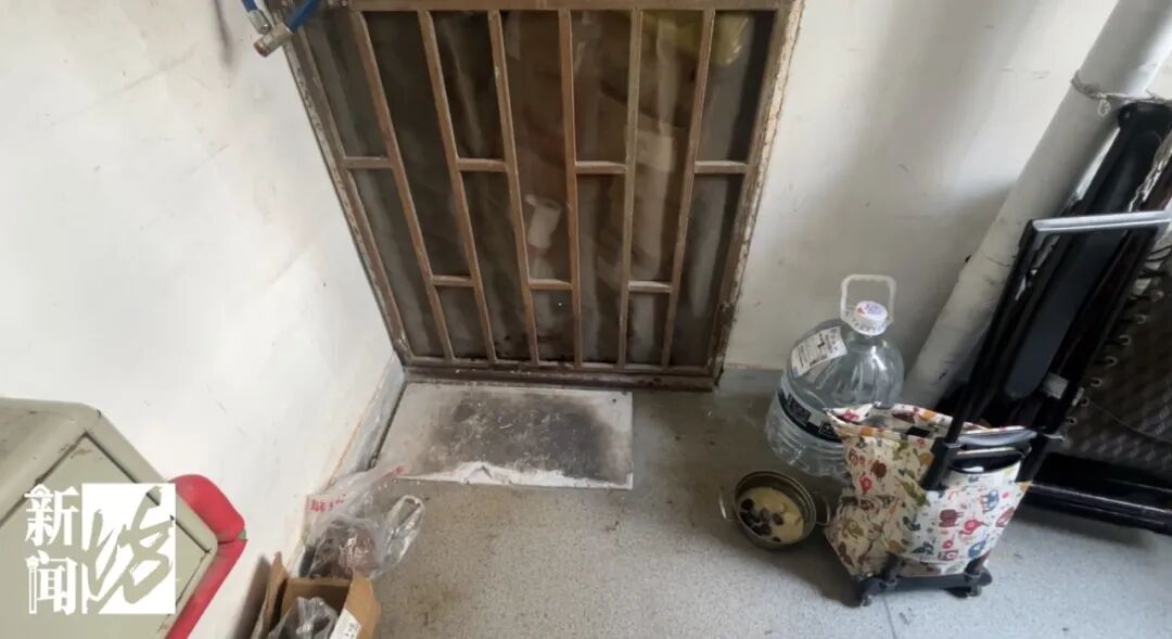 上海一九旬老太被女儿赶出家门，在楼道吃住近1年，有邻居说吃食是“像狗食一样的糊糊” ；居委、公安已介入，多方回应