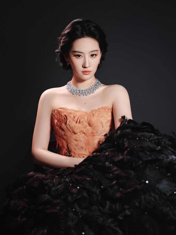 VOGUE盛典红毯：迪丽热巴身穿满钻礼服率先亮相，唇边蝴蝶轻盈飞起；刘亦菲连续第3年压轴出场，奚梦瑶维密大秀后再度亮相