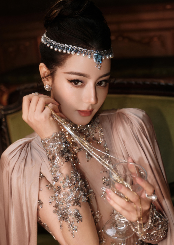 VOGUE盛典红毯：迪丽热巴身穿满钻礼服率先亮相，唇边蝴蝶轻盈飞起；刘亦菲连续第3年压轴出场，奚梦瑶维密大秀后再度亮相