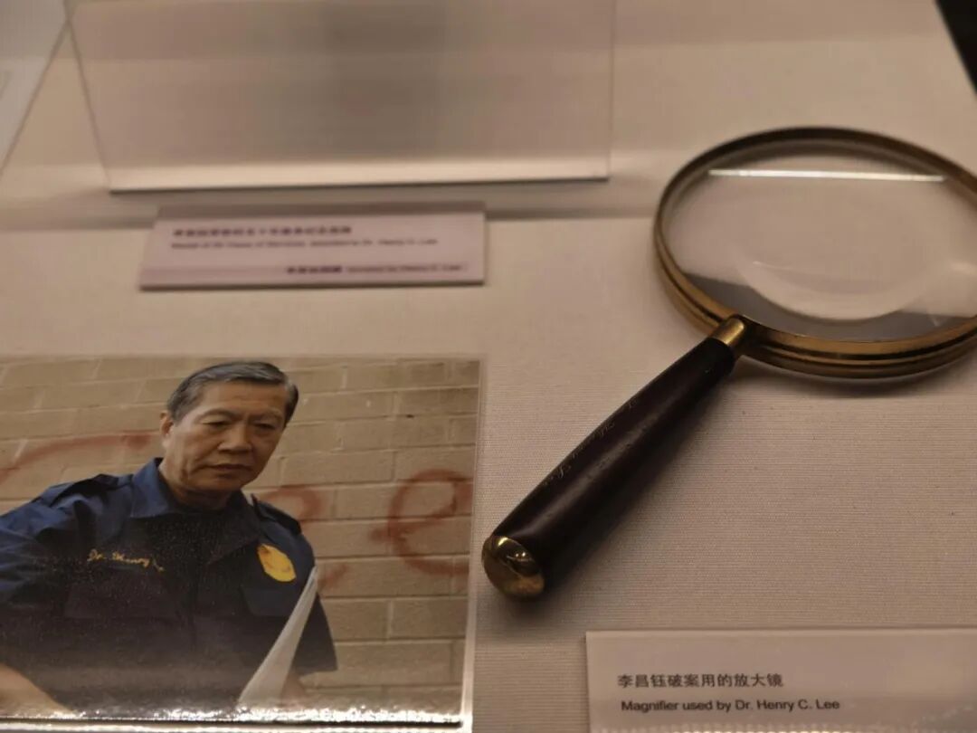 华人神探李昌钰在扬州落葬，另一半骨灰留在美国；妻子回应其生前“伪造”证据争议：他检出了血迹，但没说是谁的