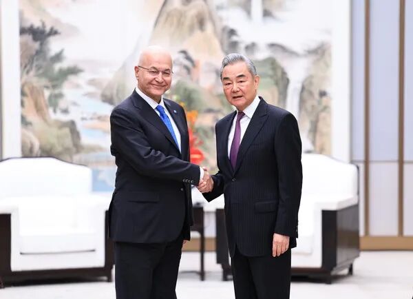 王毅会见联合国难民事务高级专员萨利赫