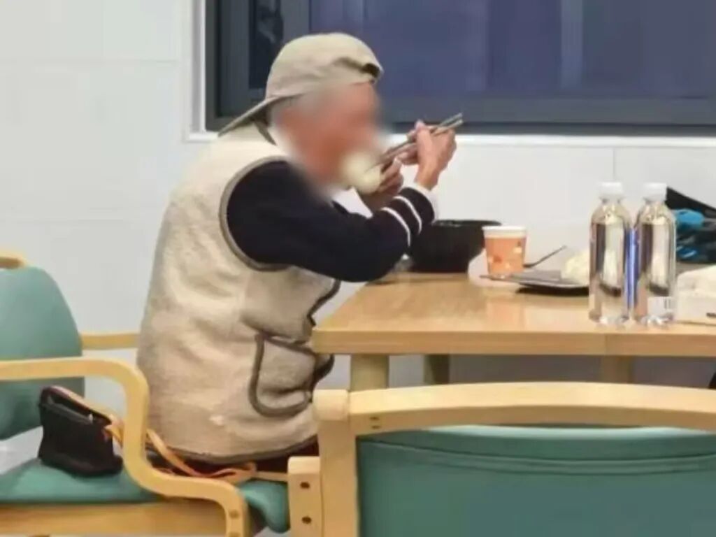 九旬老人夜宿楼道后续：已入住养老机构，街道会同多部门助老人依法维权