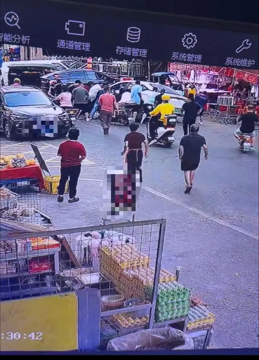 广东惠州一车辆起步时撞压蹲地系鞋带小孩，众人合力抬车，抬车者：当时很多人帮忙，看到是孩子都很着急