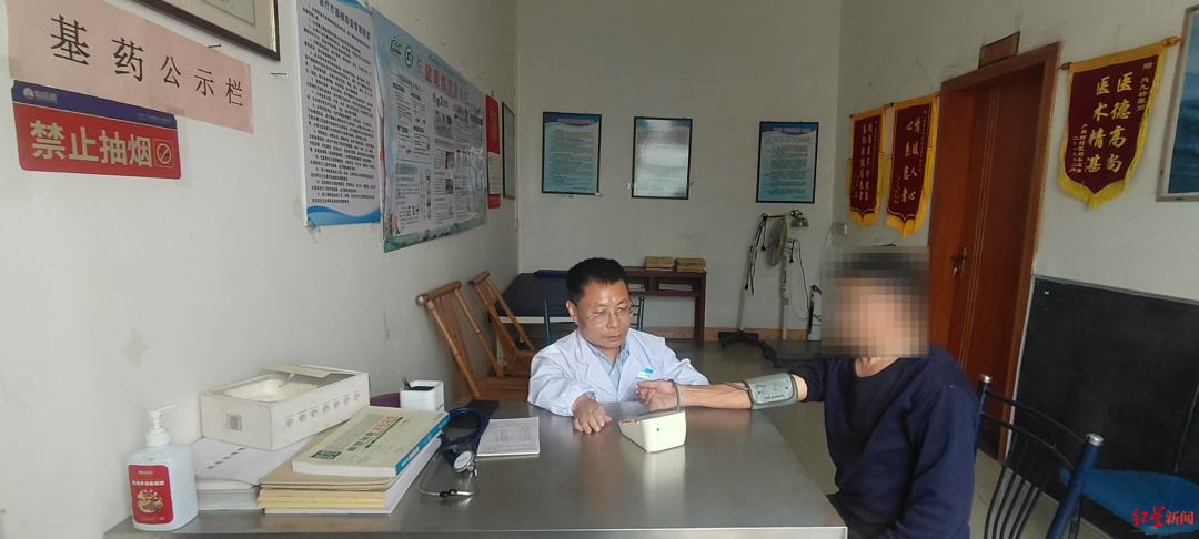 身高仅0.9米，江西62岁乡村“一米医生”走红：服务约千名乡亲，最初完全靠妻子背，“我的行医路，是我们两个人一起走的”