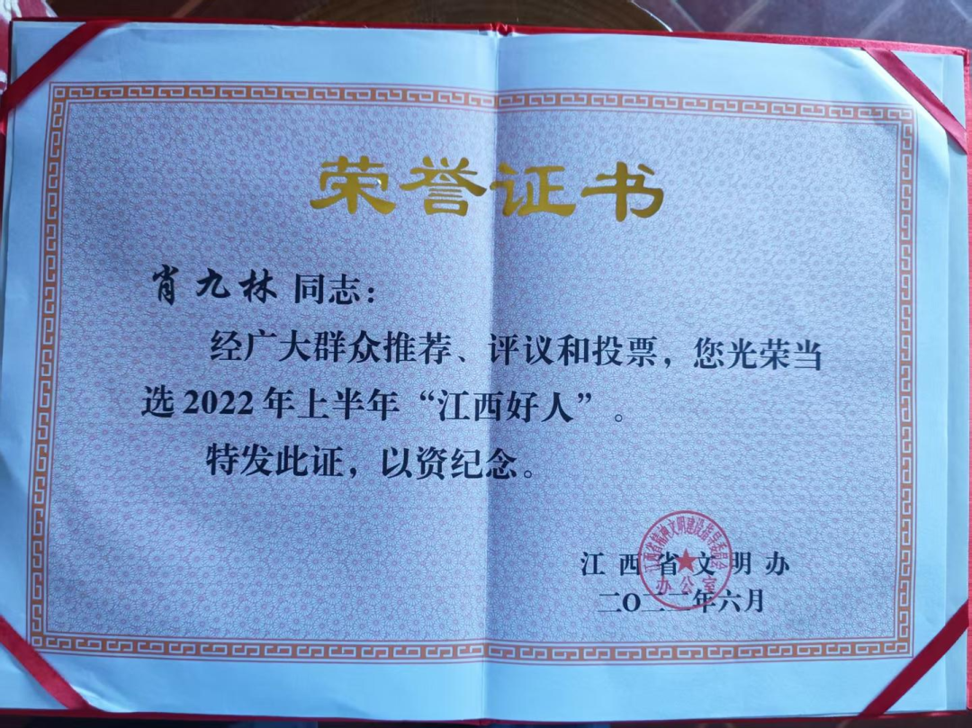 身高仅0.9米，江西62岁乡村“一米医生”走红：服务约千名乡亲，最初完全靠妻子背，“我的行医路，是我们两个人一起走的”