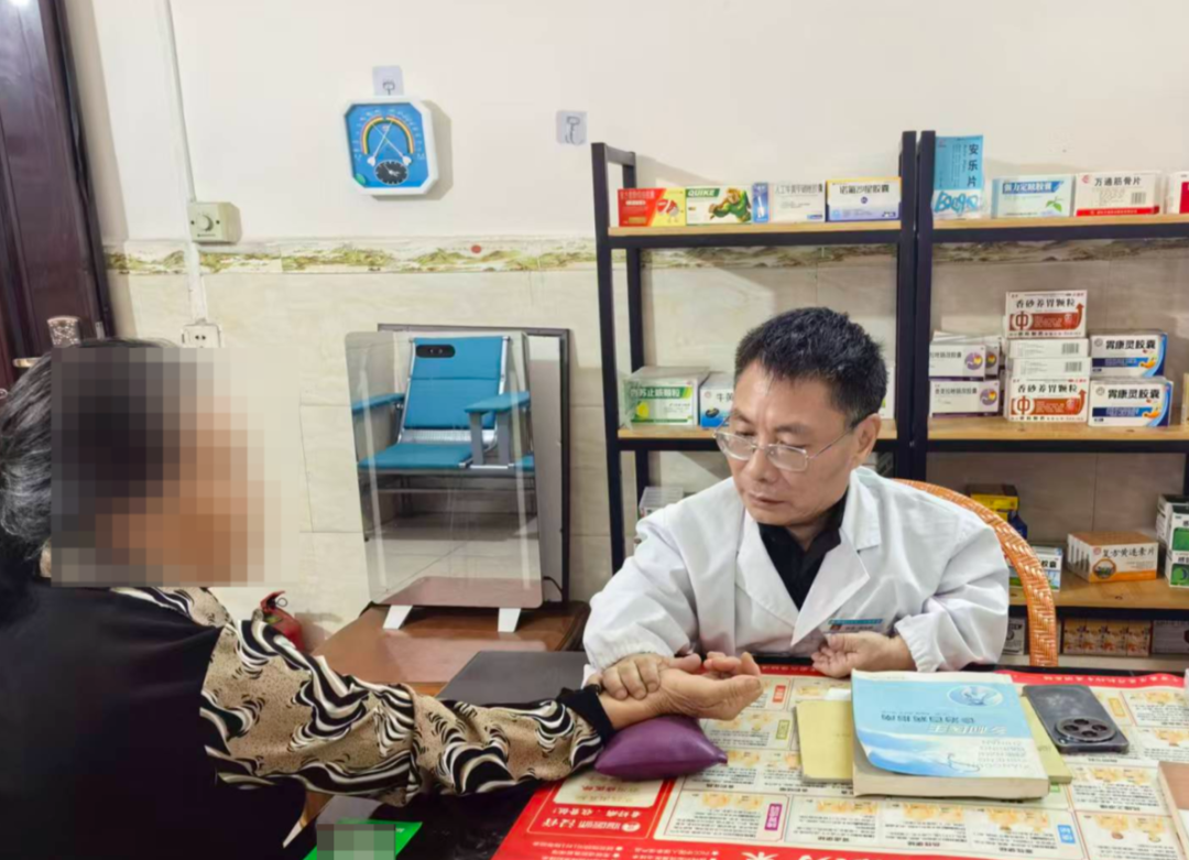 身高仅0.9米，江西62岁乡村“一米医生”走红：服务约千名乡亲，最初完全靠妻子背，“我的行医路，是我们两个人一起走的”