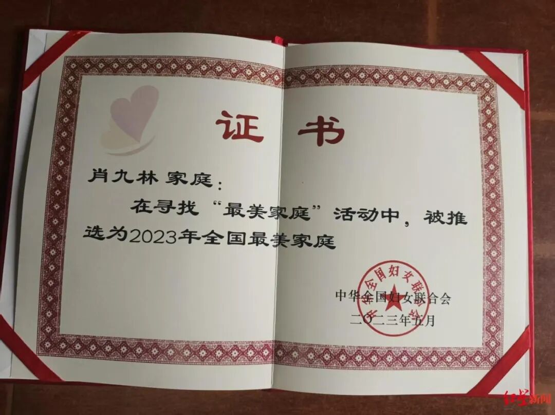 身高仅0.9米，江西62岁乡村“一米医生”走红：服务约千名乡亲，最初完全靠妻子背，“我的行医路，是我们两个人一起走的”