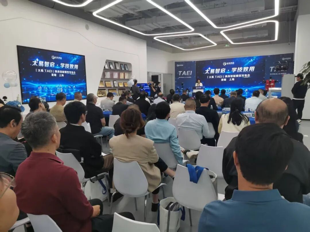 拉链一拉包一开，机器人自己把东西取出来了！宝山这家企业啃下业界“硬骨头”