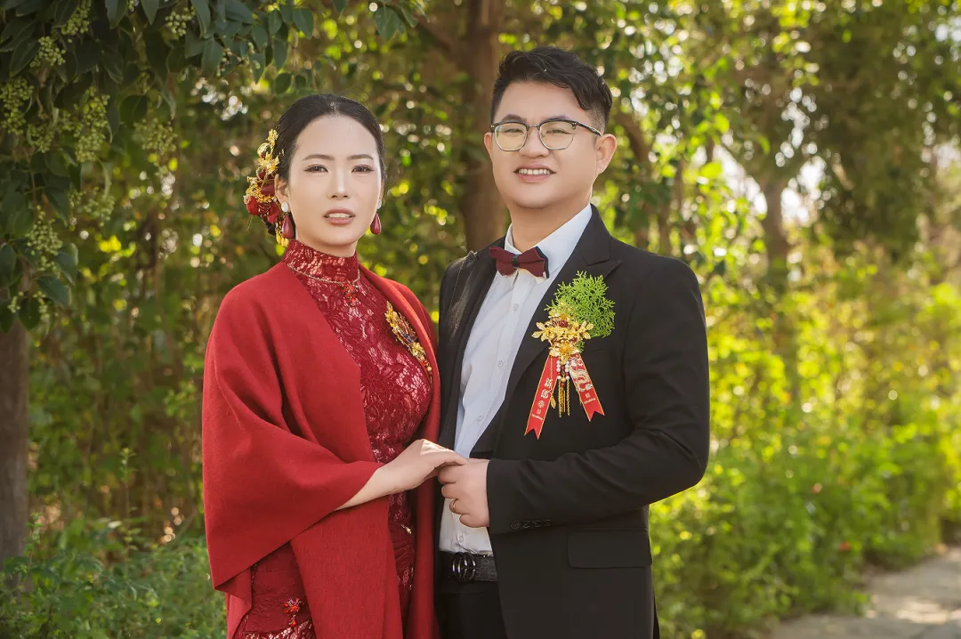 小伙用三轮车接亲，花2600元办婚礼，女方没留彩礼还添了8000元，新郎回应