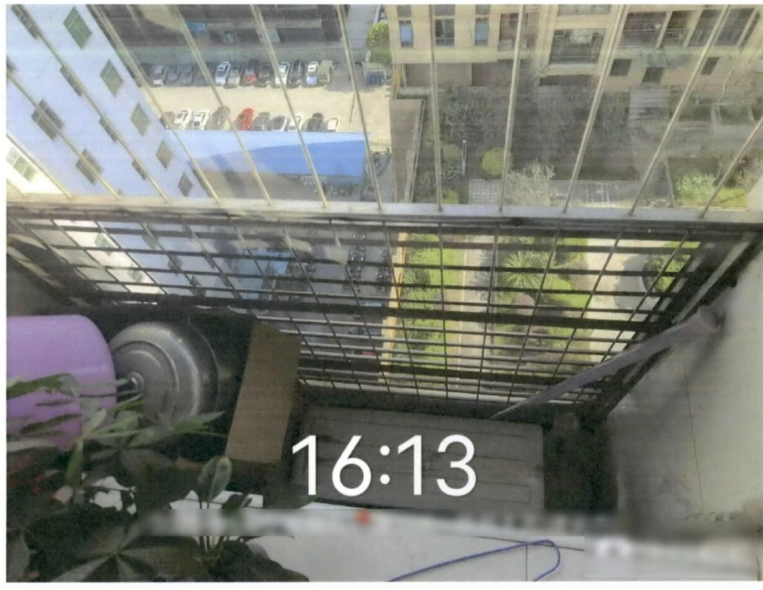 阳台外的空调机位，到底是谁的？