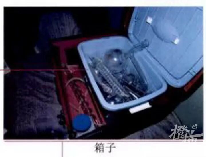 “我只想让她昏睡，这样就可以翻看她手机了”，男子怀疑女友出轨，靠AI搜集配方自制“听话水”，警方在房内搜出大量化学设备、药品