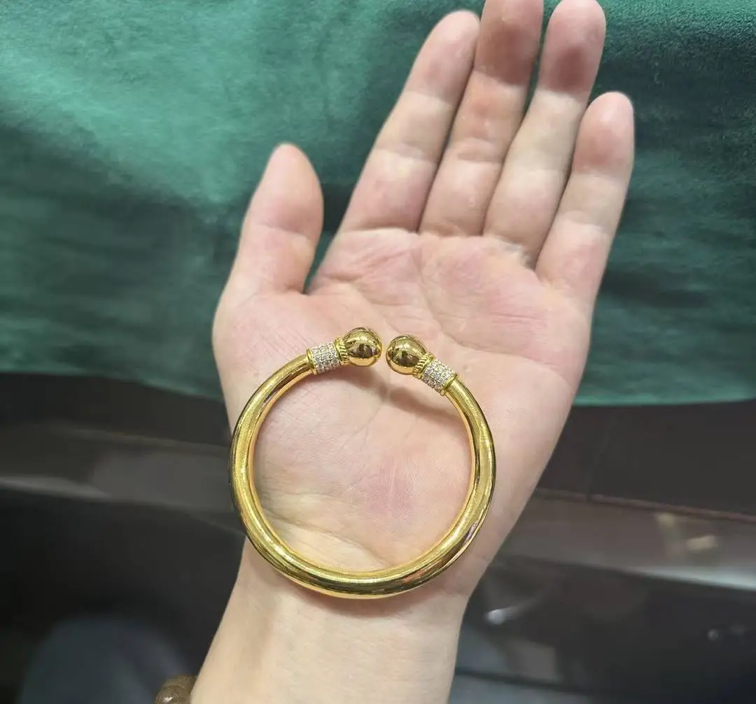 金价下跌，女子花5万元买的金手镯，还没戴就已经亏了1.3万元，本人回应：当时觉得金价还会涨，又是优惠款式，买到就赚到，本打算犒劳自己