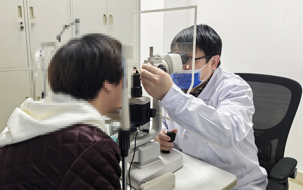 56岁女子每天等孙子孙女睡着后关灯刷手机到凌晨，视力严重受损仅剩0.1，医生：青光眼急性发作，若未及时处理，可致失明
