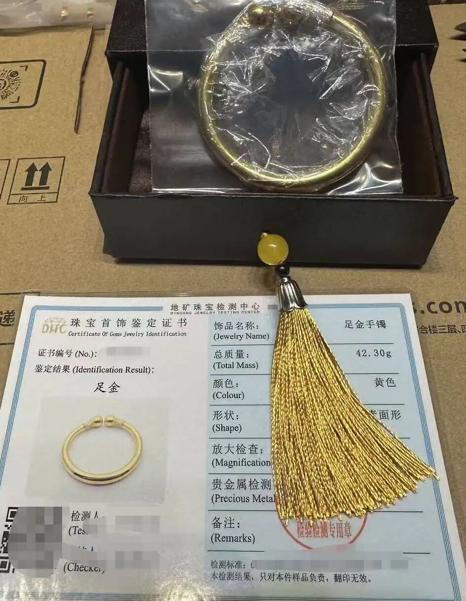 金价下跌，女子花5万元买的金手镯，还没戴就已经亏了1.3万元，本人回应：当时觉得金价还会涨，又是优惠款式，买到就赚到，本打算犒劳自己