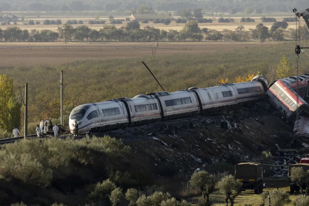 西班牙列车相撞致69人遇难，部分列车停运游客滞留，当地旅行社：恢复时间暂不确定，主要影响高铁线路