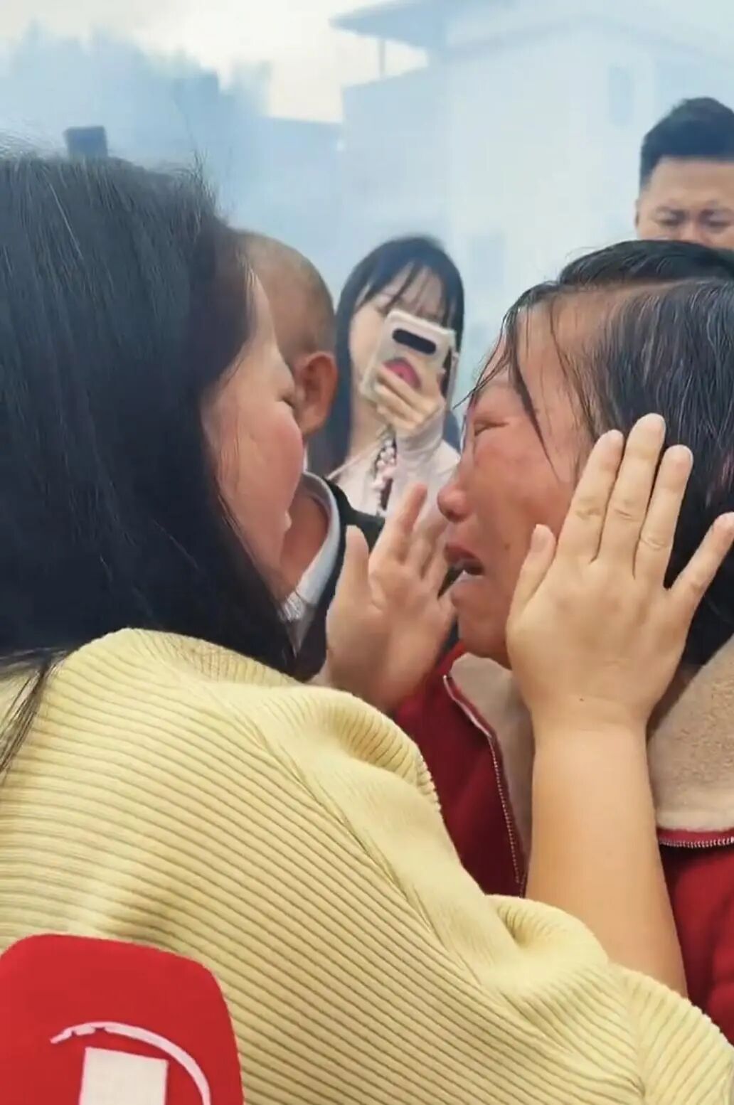 女子1岁被拐，37年后回乡认亲，生母称当年同乡“帮忙抱娃”将她拐走，已自责半生