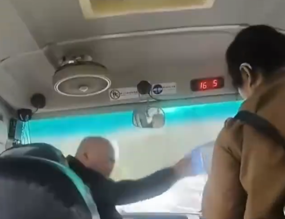 贵州铜仁一乘客要求在高速路下车，遭拒后试图抢夺方向盘，交通执法大队：无法监管涉事女乘客，找不到其联系方式，已要求运营公司加强监管