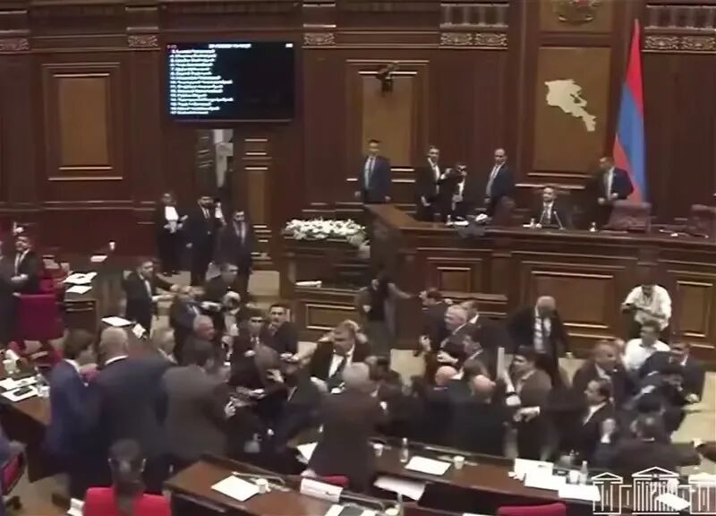 亚美尼亚议会爆发混战：执政党与反对党议员互殴，副议长向对方扔椅子，有议员被打得鼻青脸肿，一名反对派议员鼻子被打出血，随后被送医