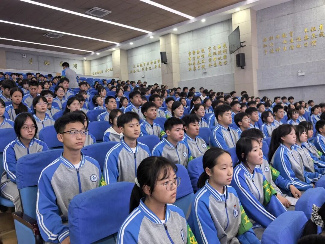 当世赛冠军走进昆明这两所学校 课堂上响起了阵阵惊叹