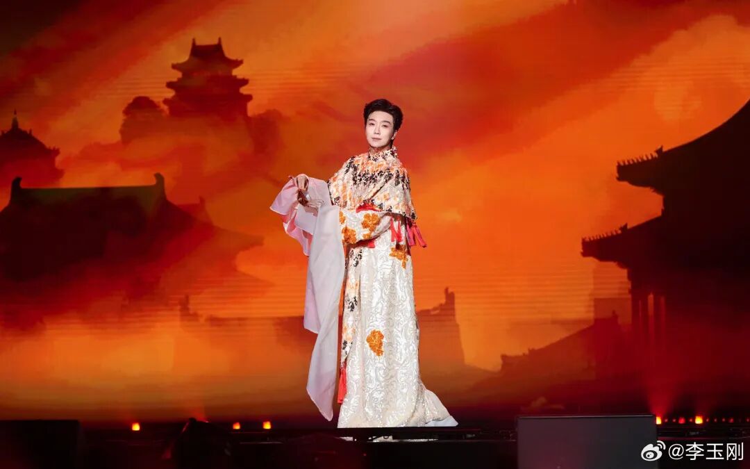 李玉刚自曝幼年曾遭乡里恶霸欺凌，早年男扮女装不敢跟家里说，首谈创业失败因重人情；父亲和姐姐同年去世，年初已决定归隐山林，远离都市