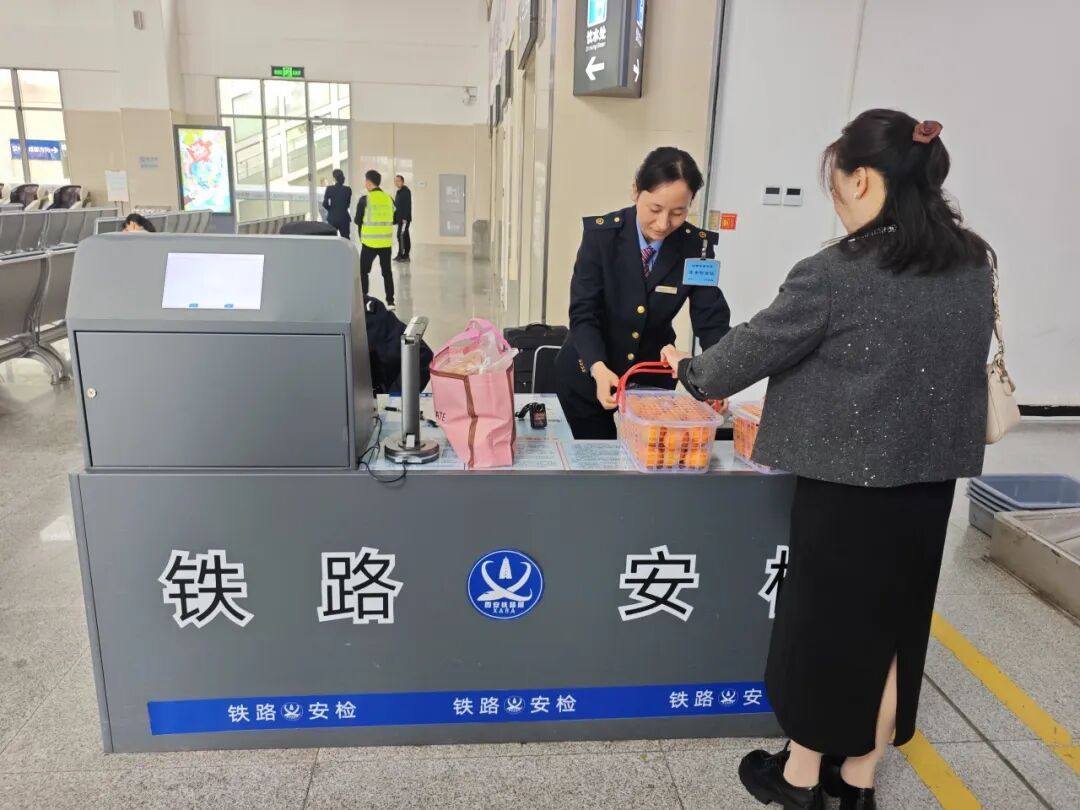 旅客离开这座县城时，经常带着“小球”上动车？