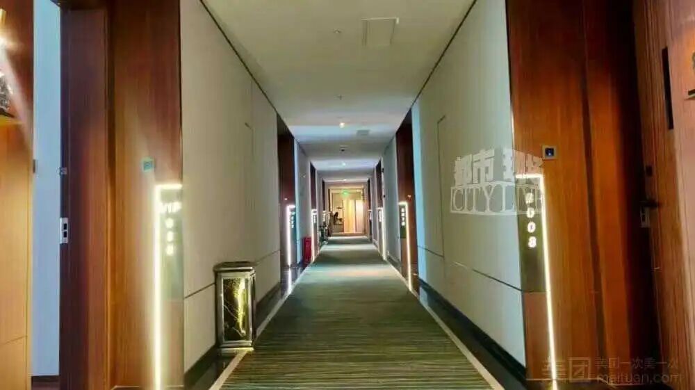 四川一男子会所按摩睡着遭侵犯已立案，涉事店家：女技师不知去哪里了，记者致电核实，遭会所店长还怒怼“关你屁事，你给我滚开！”