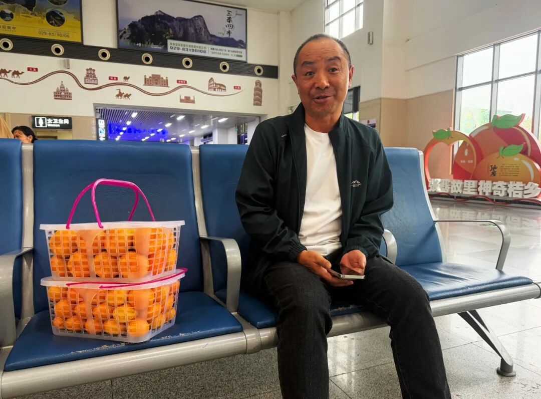 旅客离开这座县城时，经常带着“小球”上动车？