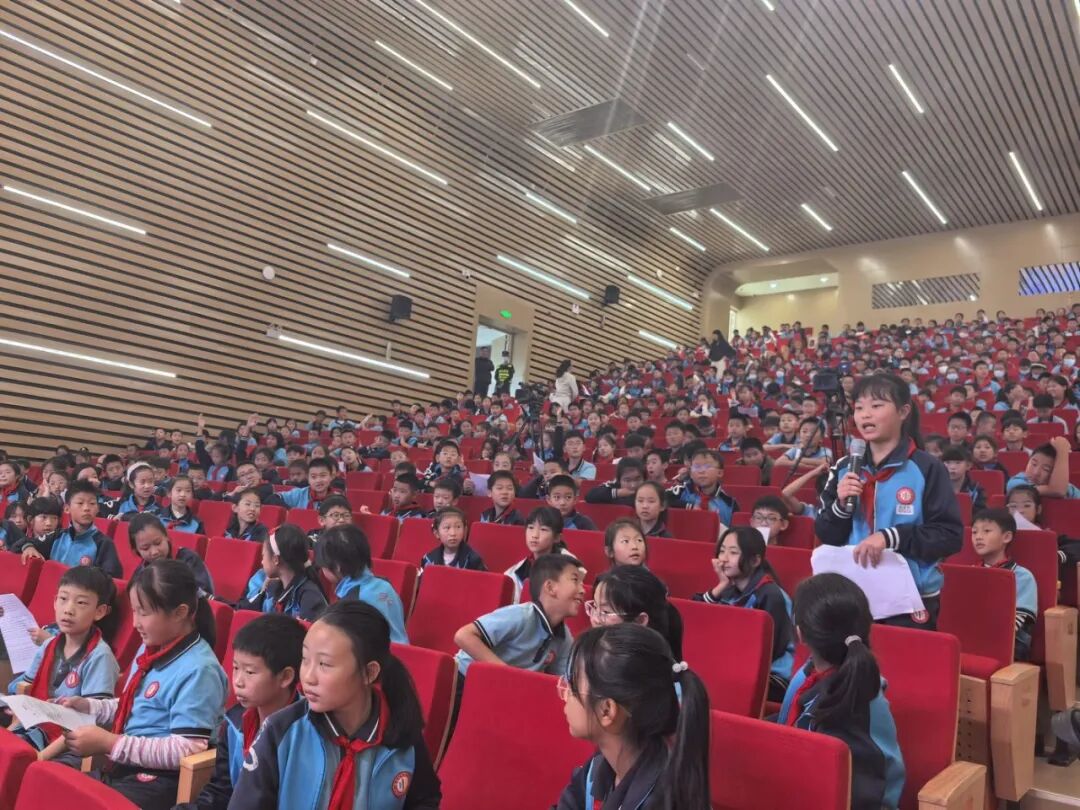 当世赛冠军走进昆明这两所学校 课堂上响起了阵阵惊叹