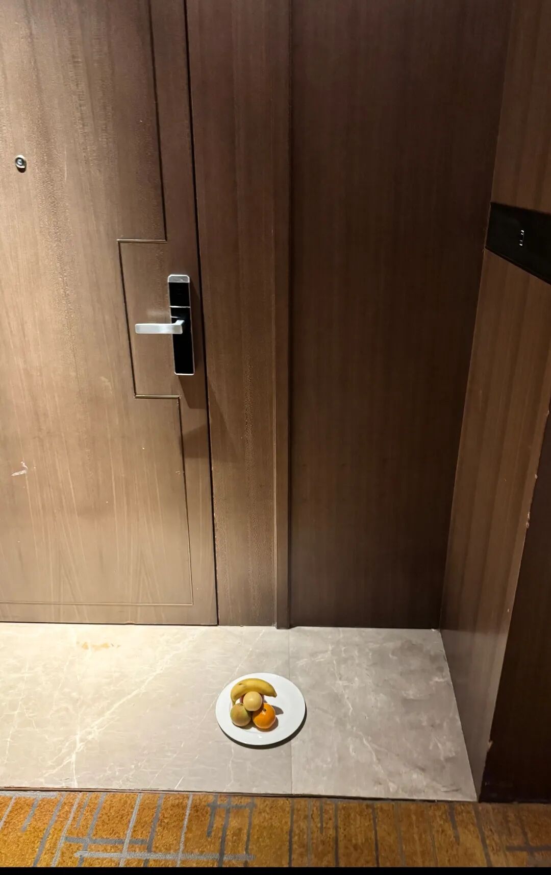 天津一酒店迎宾果盘搁置走廊地面，网友质疑酒店服务标准，直言“不应该” ；酒店表态将督促整改