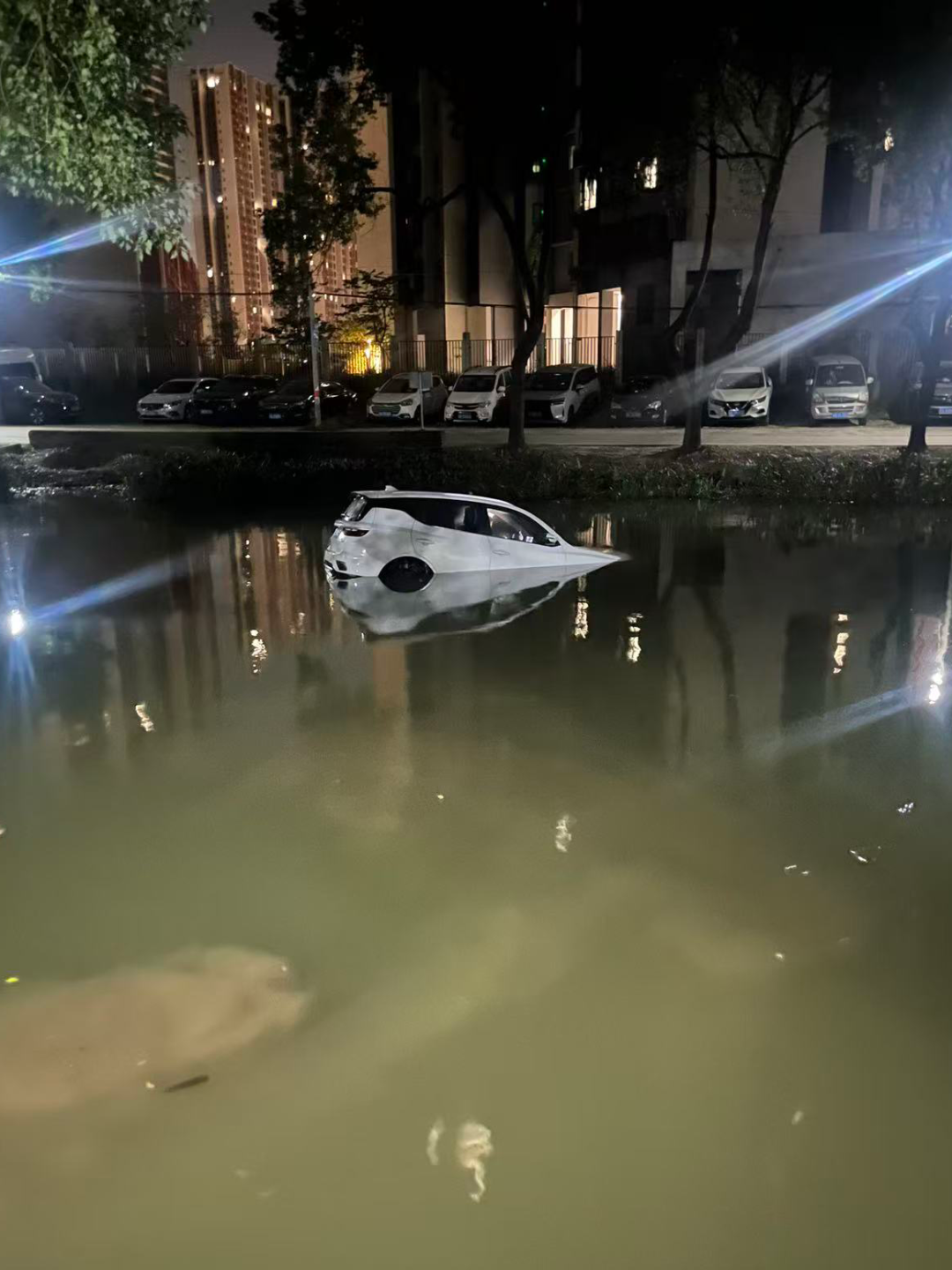 广州女子凌晨外出，把油门当刹车，连人带车冲进河中，“车很快就沉了，我赶紧把嘴巴、眼睛都捂上”；路人看到马上报警，警方下河砸窗救人