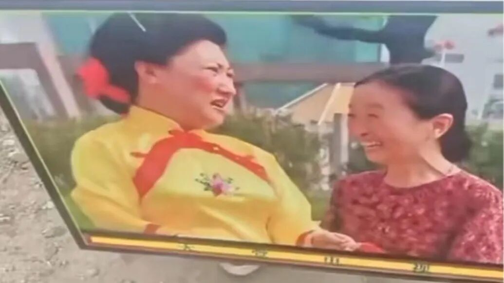 已故演员高秀敏照片被印上了祭祀用品，家属表示十分气愤，涉事地疑在吉林德惠，当地民政局表示将进行核查，律师回应