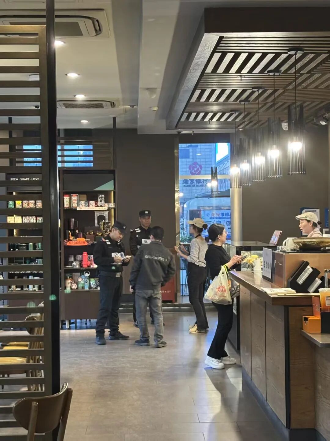 男子在星巴克不消费占座，被店员提醒点单时认为其态度差于是报警，知情人：他连续多日占座不消费；律师：“消费入座”不违法