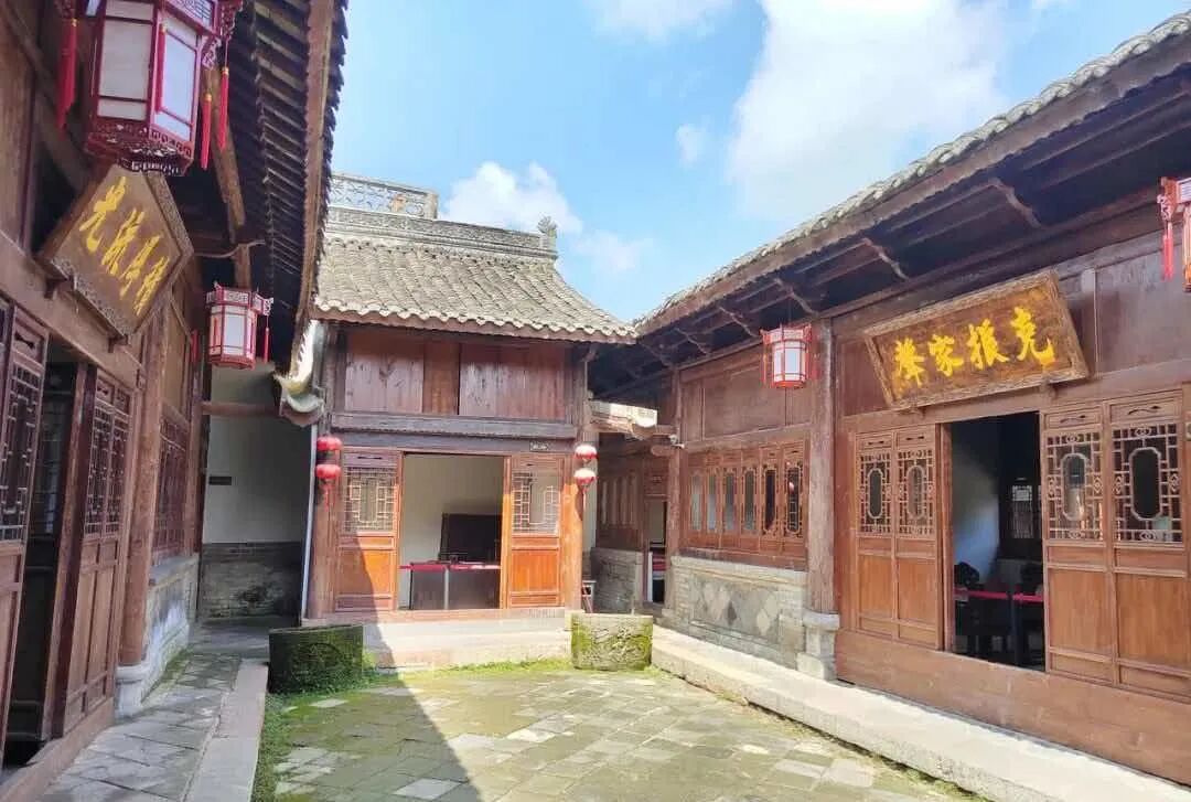 旅客离开这座县城时，经常带着“小球”上动车？