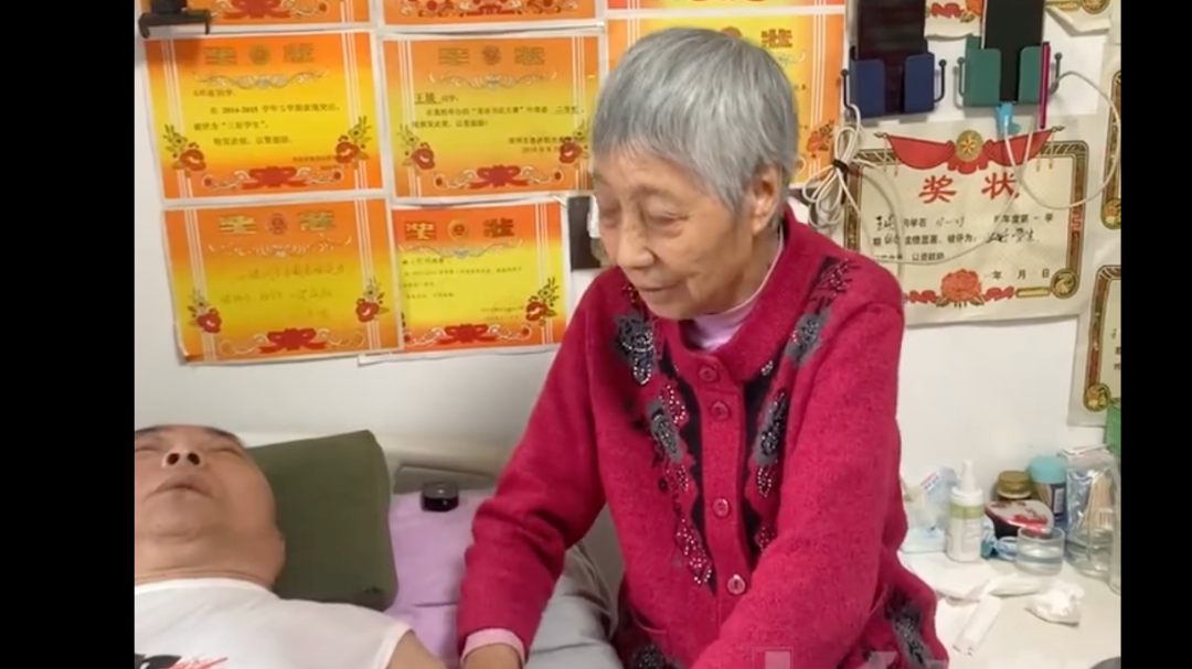 81岁母亲照顾截瘫儿子35年出奇迹，“我不信这邪，就是坚持住”，目前儿子两个胳膊能抬起，还能用鼠标打字
