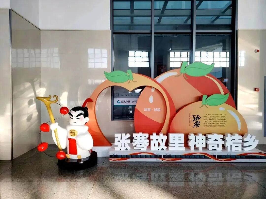 旅客离开这座县城时，经常带着“小球”上动车？