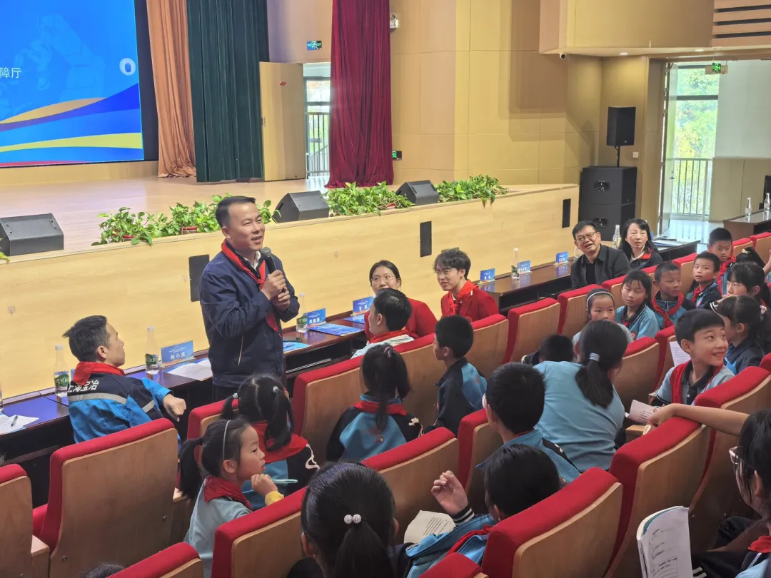 当世赛冠军走进昆明这两所学校 课堂上响起了阵阵惊叹