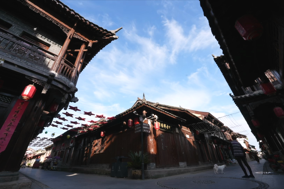 旅客离开这座县城时，经常带着“小球”上动车？