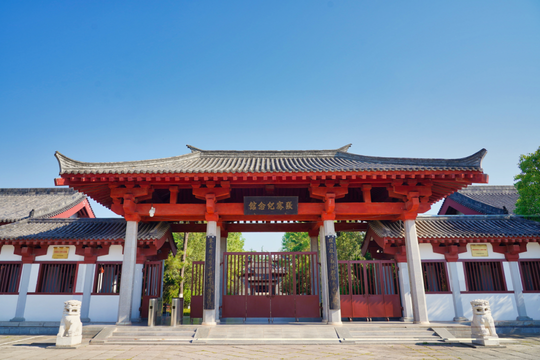 旅客离开这座县城时，经常带着“小球”上动车？