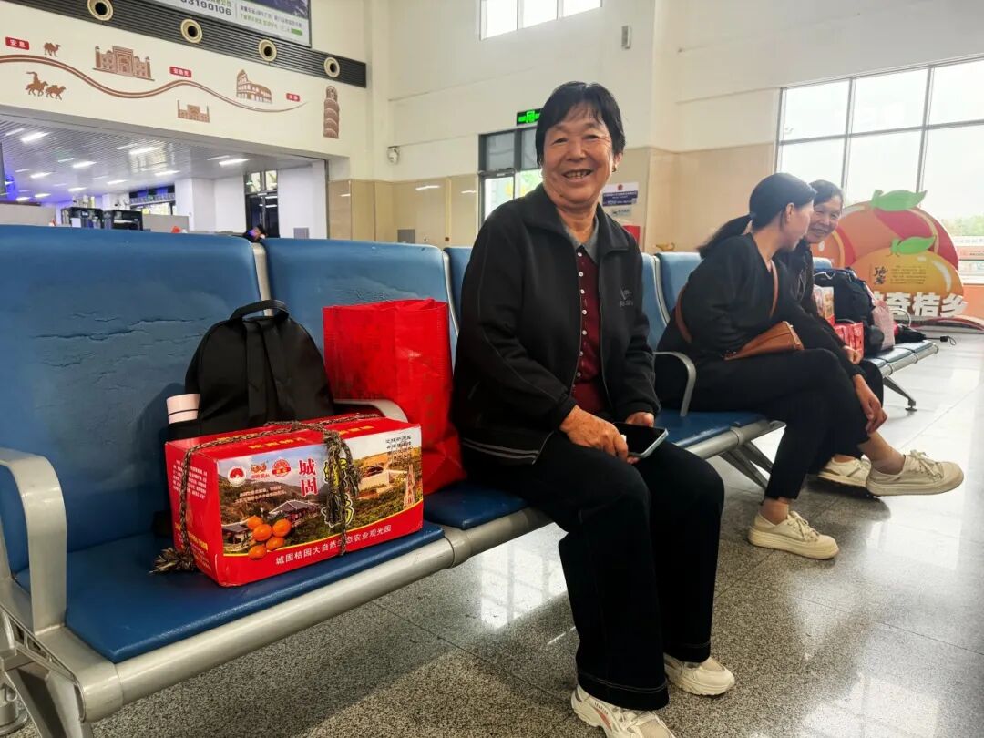 旅客离开这座县城时，经常带着“小球”上动车？