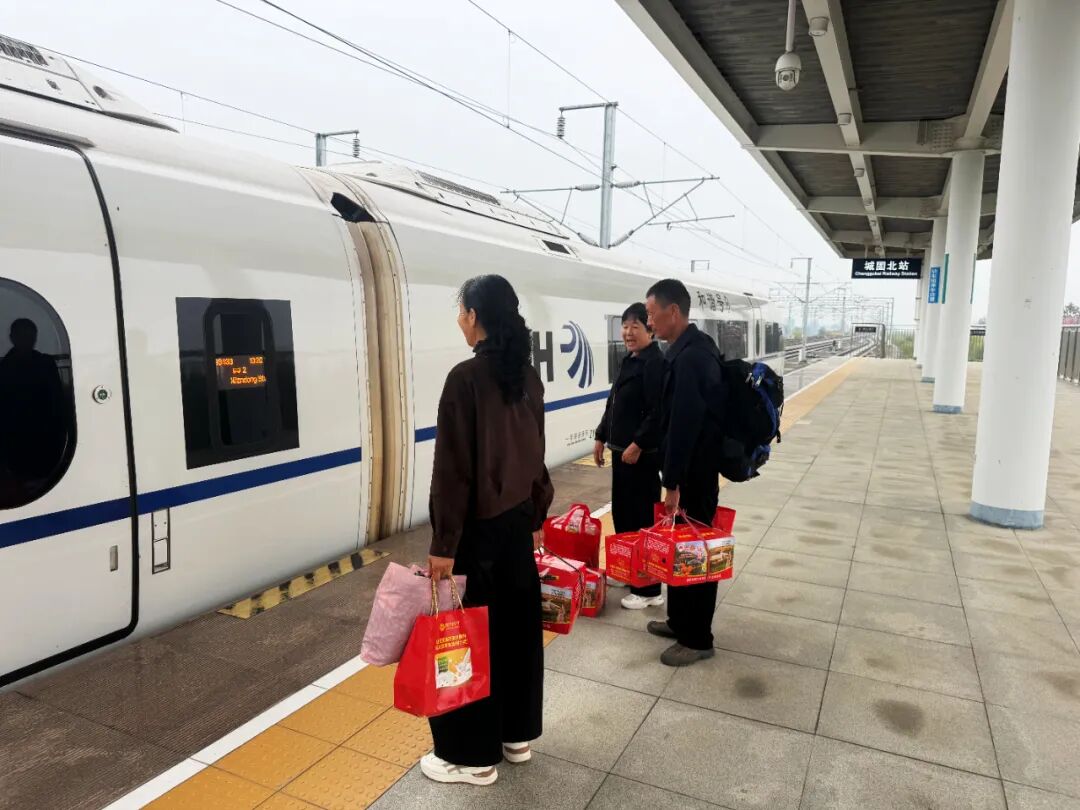 旅客离开这座县城时，经常带着“小球”上动车？
