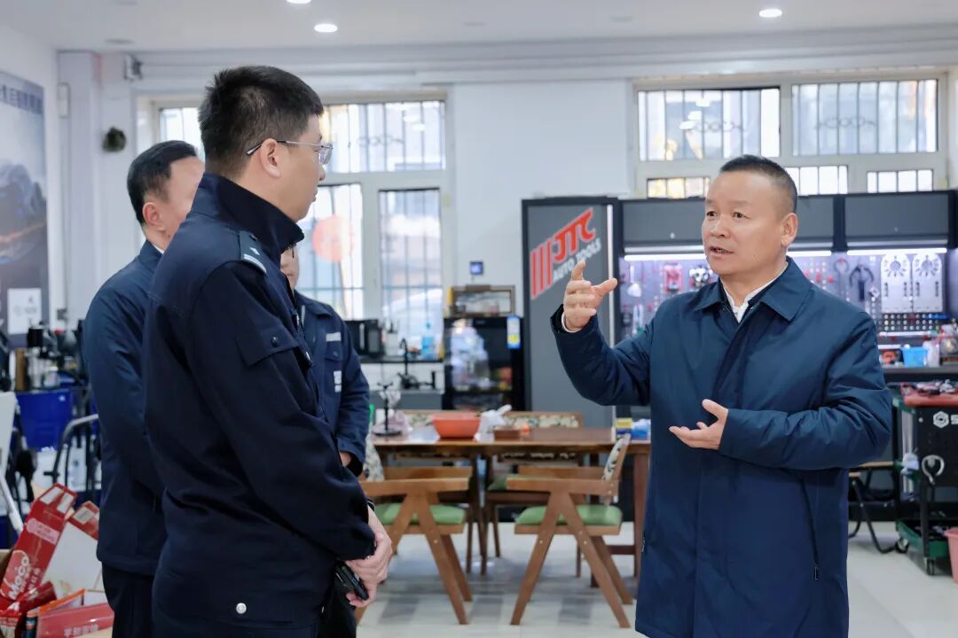 县委书记蔡纯意以“四不两直”方式检查“九小场所”安全工作