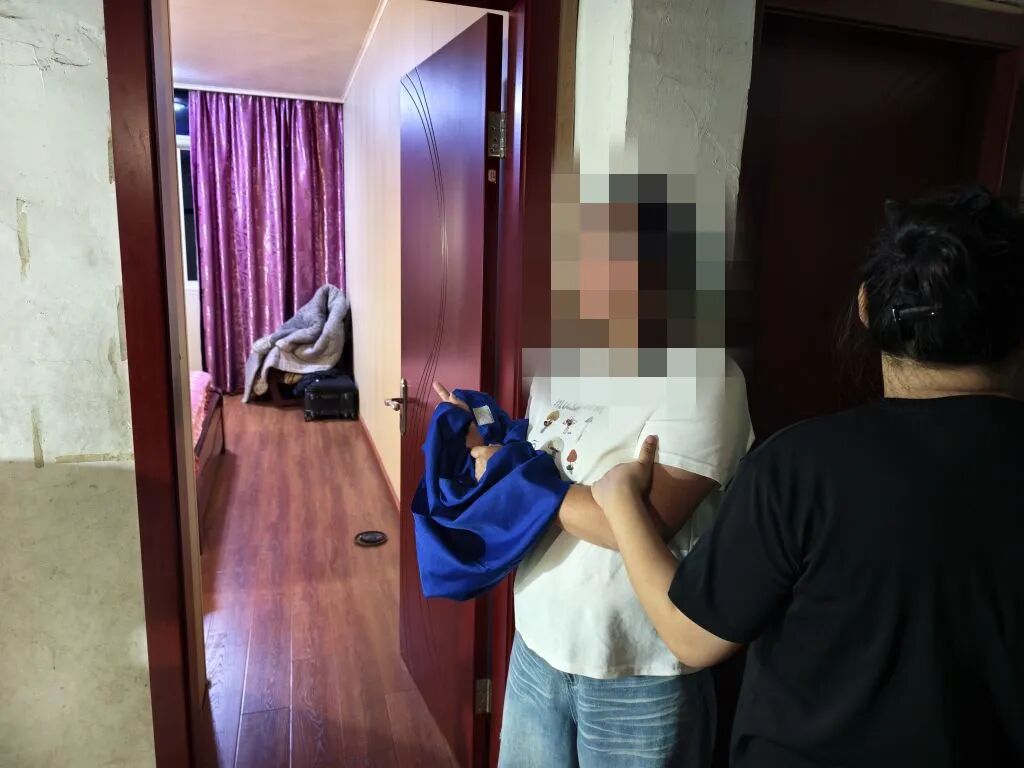女子长年在外种瓜，把家门钥匙给“好姐妹”保管，保险柜却被她扫空，盗走价值10万元的金器银元，对方：网贷催得紧，对金器产生强烈占有欲