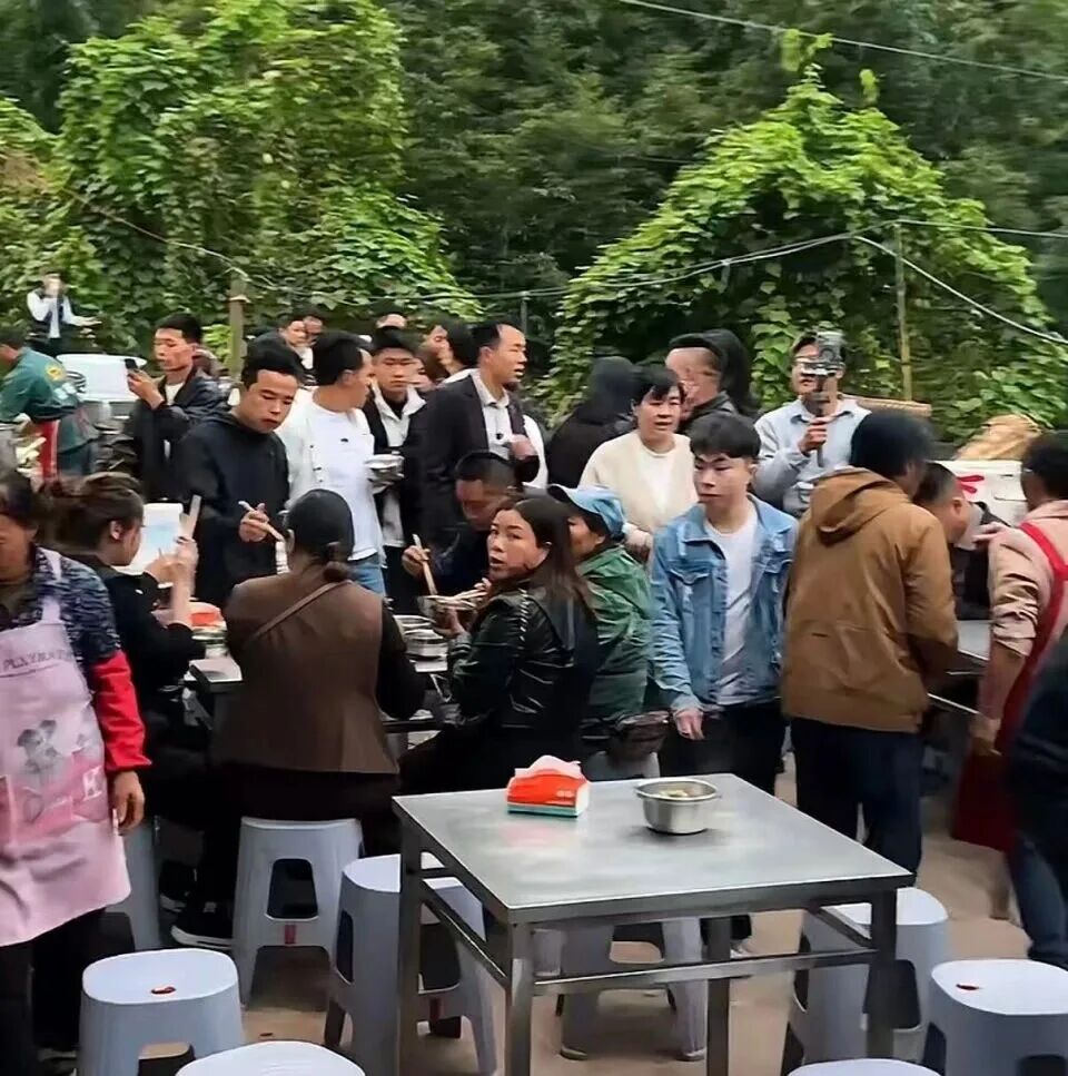 3岁爸爸去世，5岁妈妈改嫁，24岁小伙结婚邀网友喝喜酒撑场面，300桌加到400桌后改自助餐！有人送冰箱、带整头猪，还有五星级大厨来帮忙