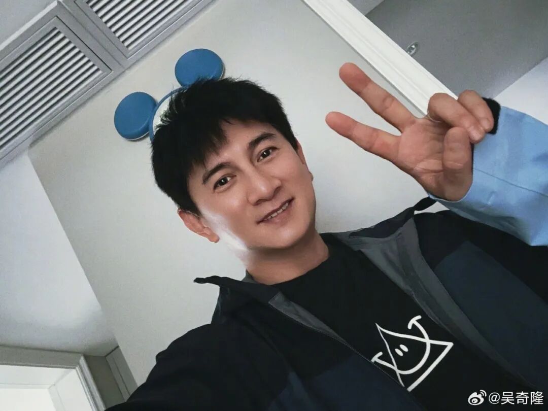 吴奇隆56岁生日收到惊喜短片，难掩情绪当众落泪：短片还原其13岁外出谋生过往，回顾小虎队、“四爷”岁月；网友：看得我热泪盈眶