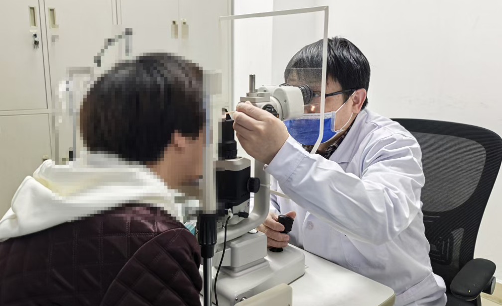 56岁阿姨每天关灯刷手机到凌晨，视力严重受损仅剩0.1，医生：若未及时处理，可致失明
