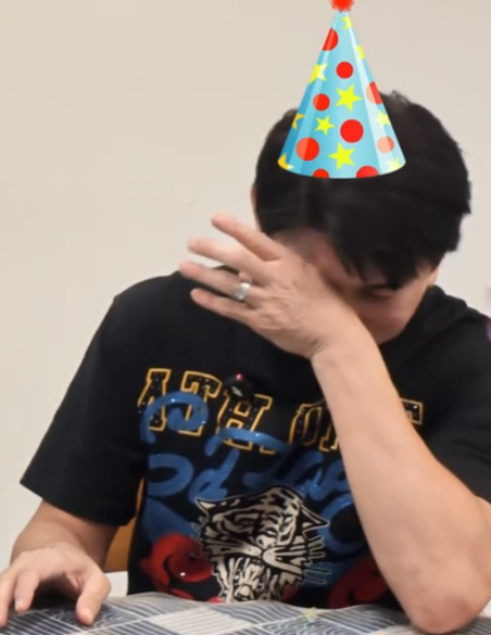 吴奇隆56岁生日收到惊喜短片，难掩情绪当众落泪：短片还原其13岁外出谋生过往，回顾小虎队、“四爷”岁月；网友：看得我热泪盈眶